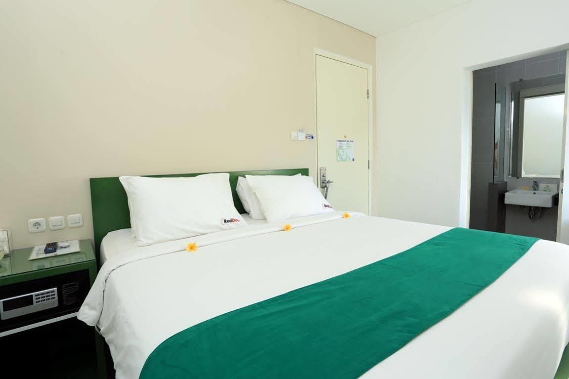 فندق Reddoorz Near Pantai Jerman كوتا المظهر الخارجي الصورة